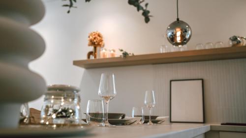 mesa de comedor con copas de vino y espejo en Appartement Grünoase - zentrumsnah, en Detmold