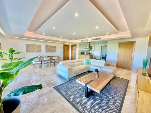 a living room with a couch and a table at Depto. playa y confort amenidades frente al mar in Cancún