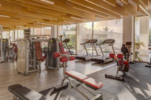 a gym with several treadmills and exercise machines at Depto. playa y confort amenidades frente al mar in Cancún