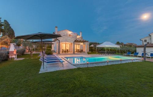 a house with a swimming pool in a yard at Villa Lory in Vabriga