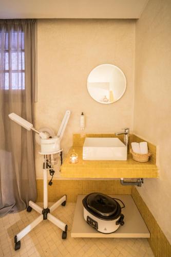 a room with a camera and a mirror in a room at JEMAA EL FNA Suites & Spa in Marrakech