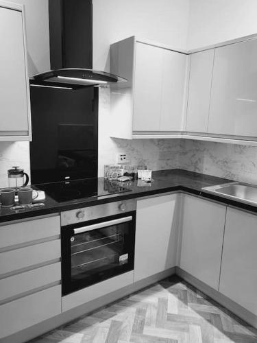 Cucina o angolo cottura di High Street, 2 bed, newly refurb
