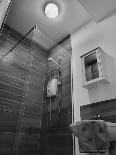 un bagno con doccia e lavandino di High Street, 2 bed, newly refurb a Leamington Spa