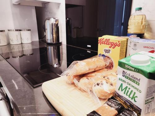 Cucina o angolo cottura di High Street, 2 bed, newly refurb
