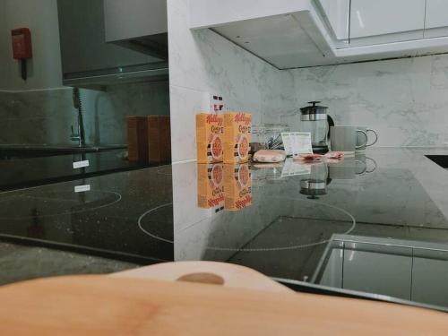 Cucina o angolo cottura di High Street, 2 bed, newly refurb