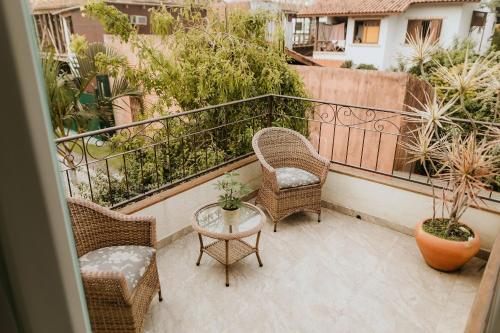 - Balcón con sillas y mesa en el balcón en Pousada Paty´s Garden, en Florianópolis