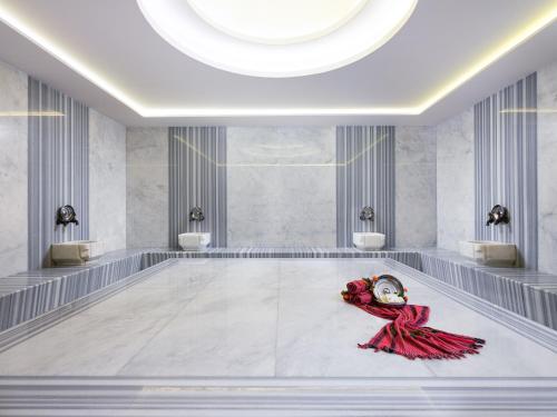 una sala d'attesa con un orologio sul pavimento di Aydinbey Famous Resort - Ultra All Inclusive a Belek