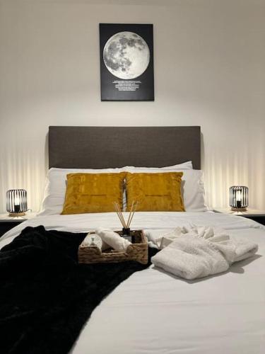 een slaapkamer met een wit bed en handdoeken bij Home away from home in Birmingham