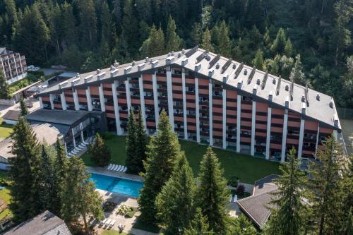 ラアにあるRancho 445のプールのある大きな建物の航空写真