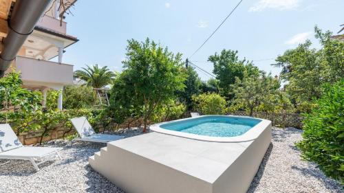 Bazén v ubytování Holiday Home with garden and private pool nebo v jeho okolí