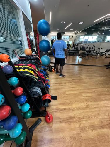 a man standing in a gym with a bunch of balloons at Flat com Vista Panorâmica -15- na Barra da Tijuca - Estacionamento Gratuito - Frigobar - Ar condicionado - Piscina - Academia - Balsa para Praia Grátis - Varanda - Vista Parcial Mar e Lagoa in Barra da Tijuca