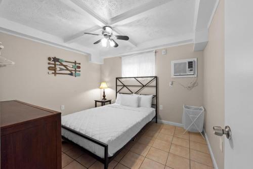 um quarto com uma cama e uma ventoinha de tecto em Comfy 1BR By the Beach with Pool and Parking 12 em Myrtle Beach
