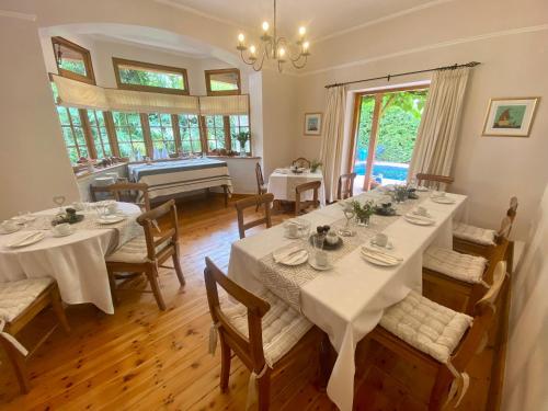 jadalnia z białymi stołami i krzesłami w obiekcie Acorn House w Kapsztadzie