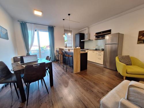 Η κουζίνα ή μικρή κουζίνα στο Mirvana Apartments Metheor Executive Suite