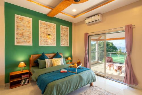 1 dormitorio con paredes verdes, 1 cama y balcón en Malibu Villa by Hill Staytion, en Panchgani