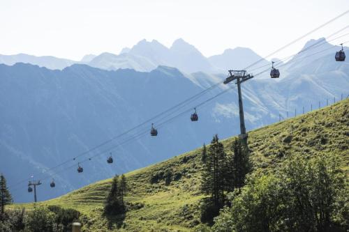 a ski lift on a hill with mountains in the background at Appartement 413 Kunners Oostenrijk in Mittelberg