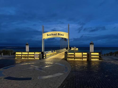 un cartel para un bar de mariscos en la playa en Ruhige Ferienwohnung mit Sonnenterrasse und Garten en Binz