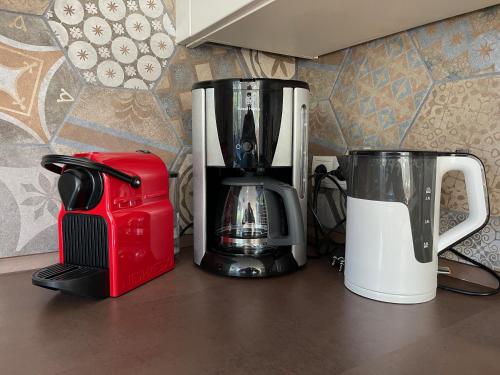 Příslušenství pro přípravu čaje a kávy v ubytování Ruhige Ferienwohnung mit Sonnenterrasse und Garten