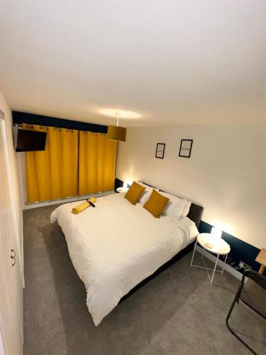A bed or beds in a room at Harrys Home - Weekly & Monthly Offers - Near NEC - Contractors & Business professionals - 2 Parking spaces - 4 Large Bedrooms & 2 Bathrooms - Pool - Table Tennis - Darts - Games console