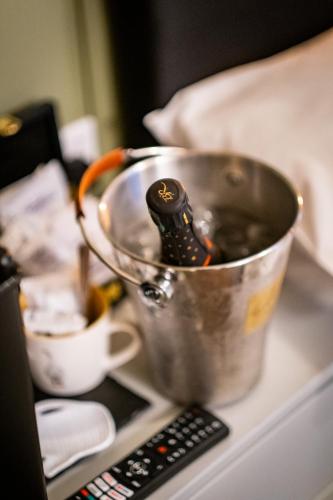 a metal pot sitting on top of a counter at Glen Wynne Windermere - FREE off-site Health Club access with Pool, Sauna, Steam Room & Gym Short 5 Minute Drive Away in Windermere