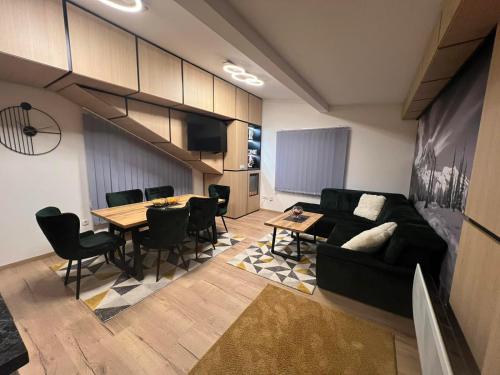 un salon avec un canapé et une table dans l'établissement Apartman Ma and Lu, à Jahorina