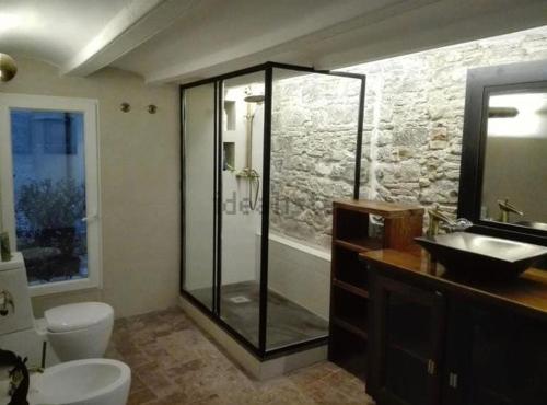 a bathroom with a shower and a toilet and a sink at LINDA HABITACION PRIVADA in Barcelona