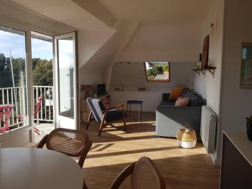 un salon avec un canapé et une table dans l'établissement Appartement cosy et rénové, au Pouliguen