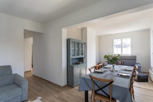 un salon avec une table et un canapé dans l'établissement Le Dinghy - Appartement pour 4, à Saint-Malo