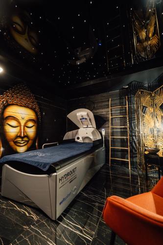 a room with a bed with a head on it at La villa 10 HÔTEL SPA in Étretat