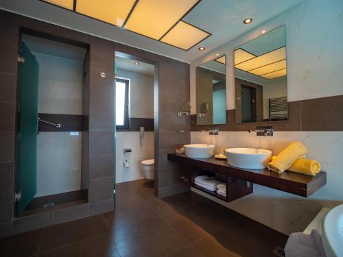 Koupelna v ubytování Wyndham Loutraki Poseidon Resort