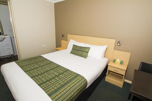 A bed or beds in a room at Green Gables Motel