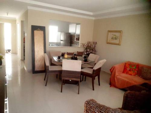 Una cocina y un comedor con mesa y sillas. en Linda casa em pequeno condominio! Disponível curtas medias e longas temporadas, en Aracaju
