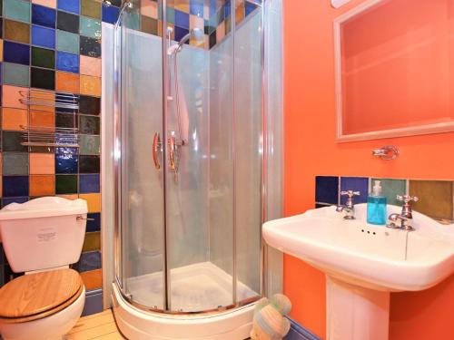 y baño con ducha, lavabo y aseo. en 4 Bed in Whaley Bridge PK535 en Whaley Bridge
