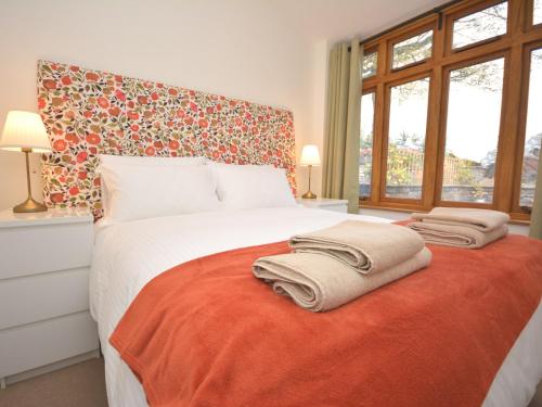 ein Schlafzimmer mit einem großen Bett mit Handtüchern darauf in der Unterkunft 1 Bed in Abergavenny 47884 in Abergavenny