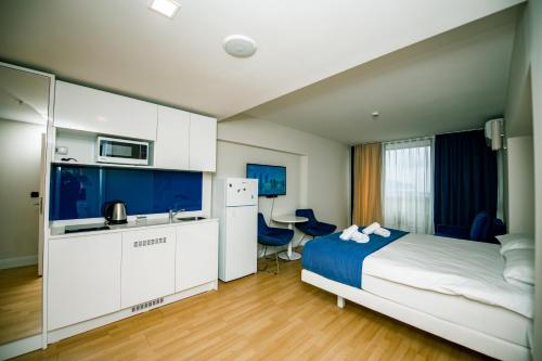Habitación de hotel con cama y cocina en Orbi City Premium Apartments en Batumi