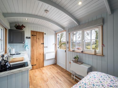 uma cozinha e um quarto com uma cama e um lavatório em 1 Bed in Wincle 58462 em Allgreave