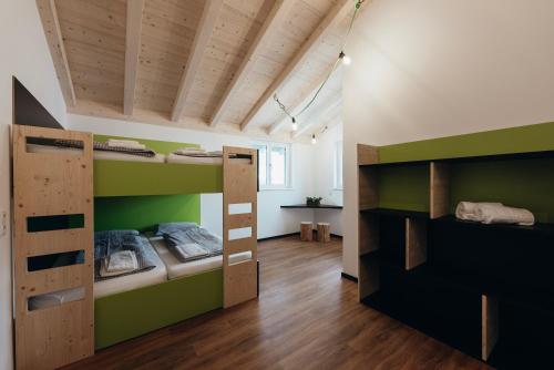 a room with two bunk beds in a room at Kleiter´s BERGLERGHÜS in Blaichach