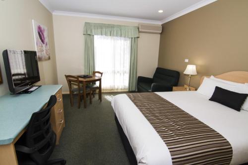 Green Gables Motelにあるベッド