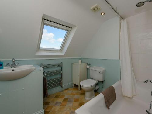 ein Bad mit einem Waschbecken, einem WC und einem Fenster in der Unterkunft 3 Bed in Bexhill on Sea BT037 in Bexhill