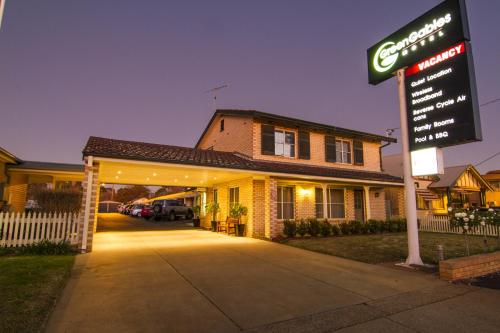 ダボにあるGreen Gables Motelの前に看板がある建物