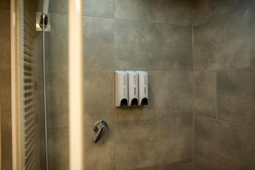 y baño con ducha con cabezal de ducha. en Apartament 33 Skawina, en Skawina