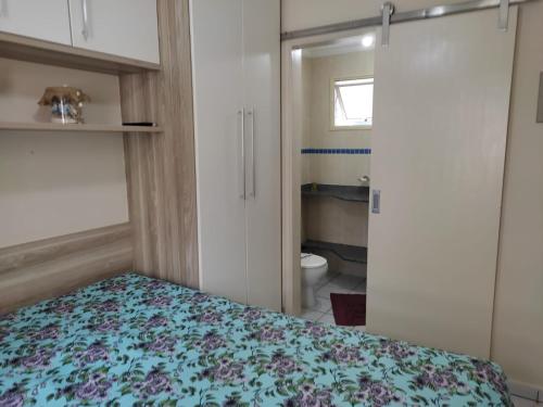 - une petite chambre avec un lit et une salle de bains dans l'établissement Apto 105 - Edifício Imola - Conforto e Segurança para sua família, à Ubatuba