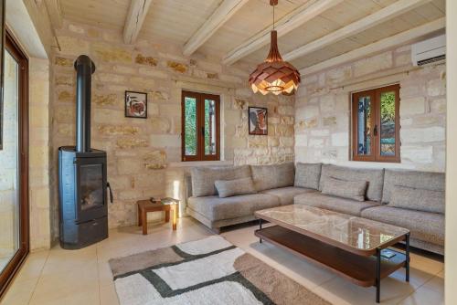 Ruang duduk di Villa Thalia St George Retreat BY APOKORONAS-VILLAS