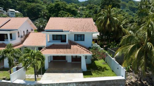 una vista aérea de una casa con palmeras en Beach View Villa - Beauvallon villas, en Beau Vallon