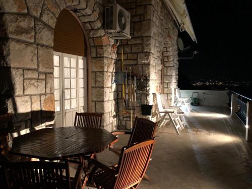 un patio avec une table et des chaises dans un bâtiment dans l'établissement Boulevarde de la Turbie Beausoleil, à Beausoleil