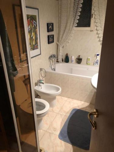 une salle de bain avec toilettes, lavabo et baignoire dans l'établissement Boulevarde de la Turbie Beausoleil, à Beausoleil