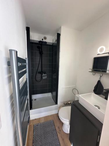 uma casa de banho com um chuveiro, um WC e um lavatório. em SKI AUX PIEDS em Vars