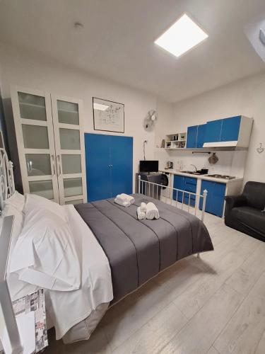 une chambre avec un grand lit et une cuisine dans l'établissement Monolocale Studio Flat, à Pérouse