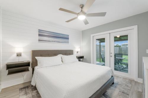 Lova arba lovos apgyvendinimo įstaigoje Blue Neptune at 5313 Sunset Avenue by Nautical Properties Vacation Rentals
