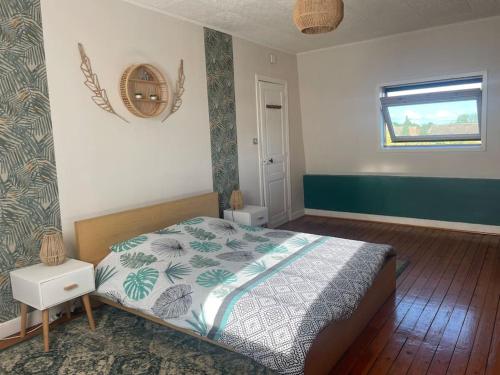une petite chambre avec un lit et une fenêtre dans l'établissement Maison 2 chambres tout équipée, à Vitry-en-Artois